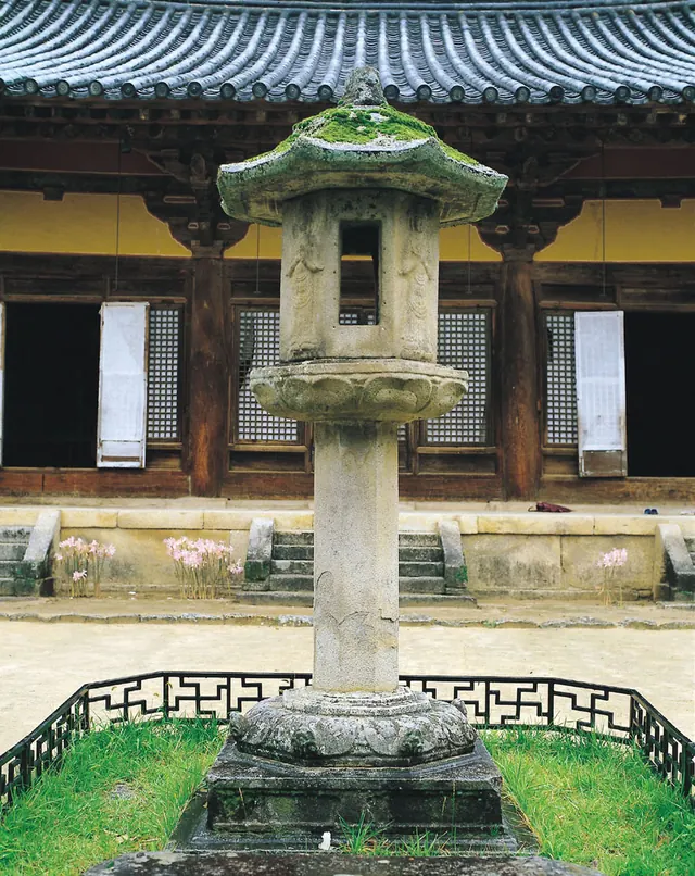 영주 부석사 무량수전 앞 석등