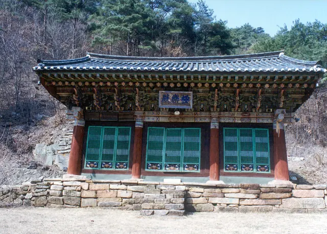 제천 신륵사 극락전