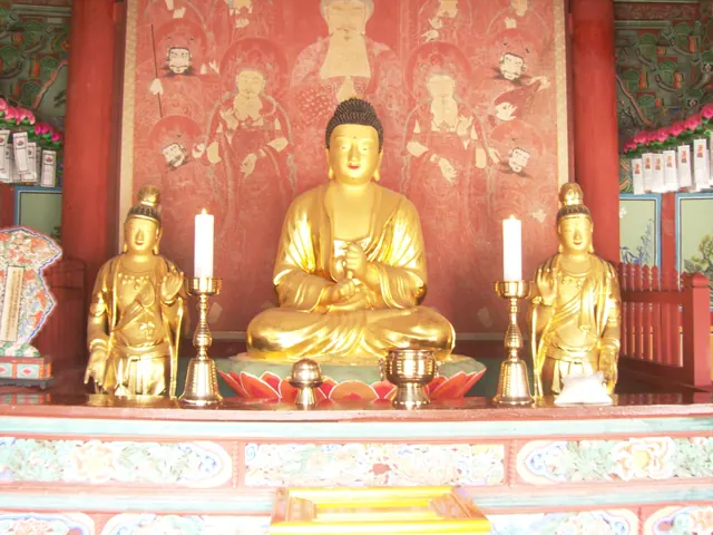 포항 보경사 적광전 소조비로자나삼존불좌상